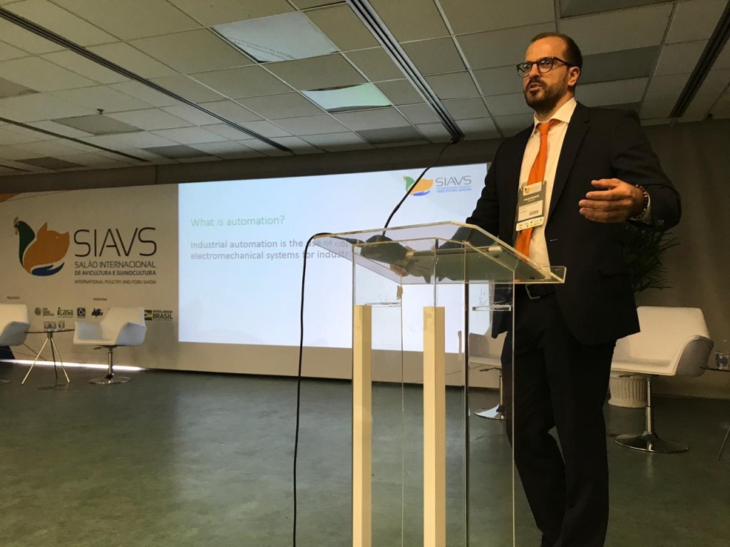 Andres Fernandez sales expert Innovatec presenting during SIAVS Brazil